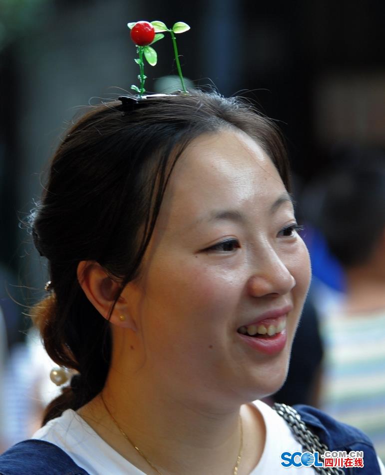 Look！Bean sprouts flowers grow on head