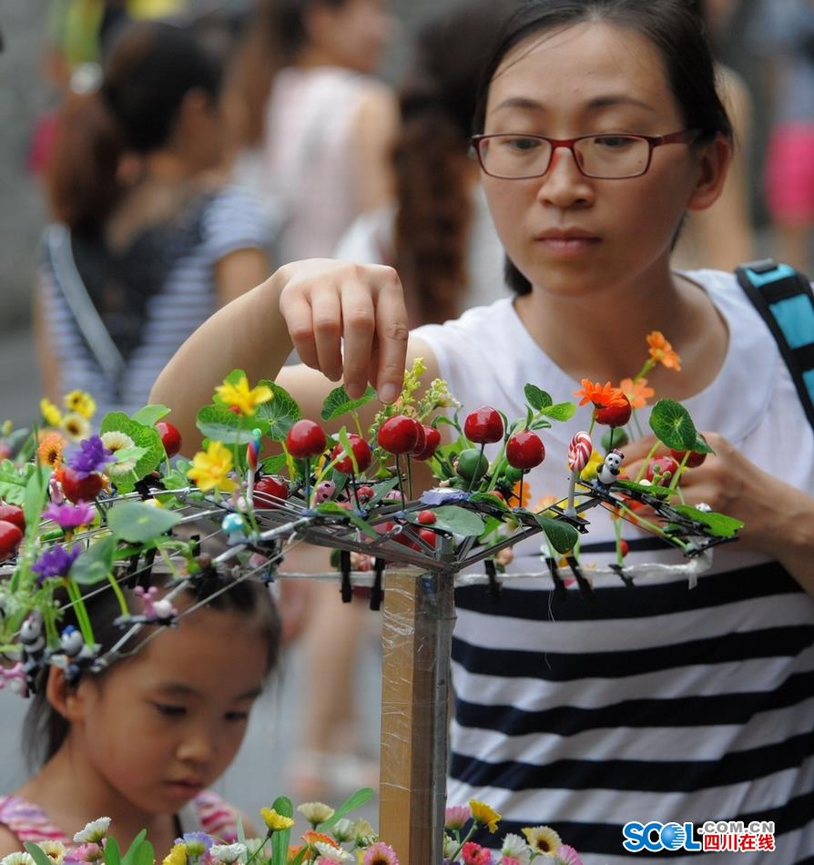 Look！Bean sprouts flowers grow on head