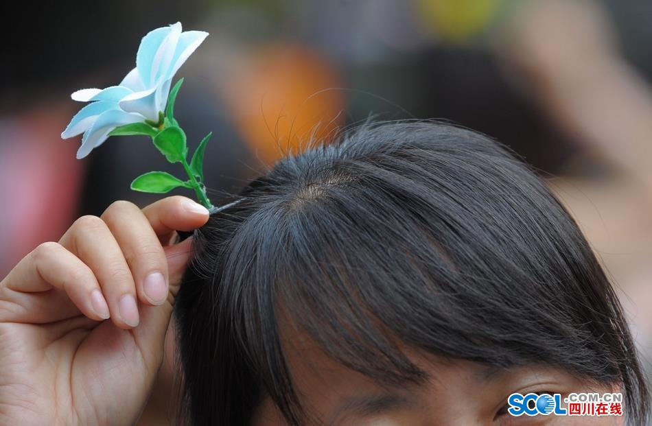 Look！Bean sprouts flowers grow on head