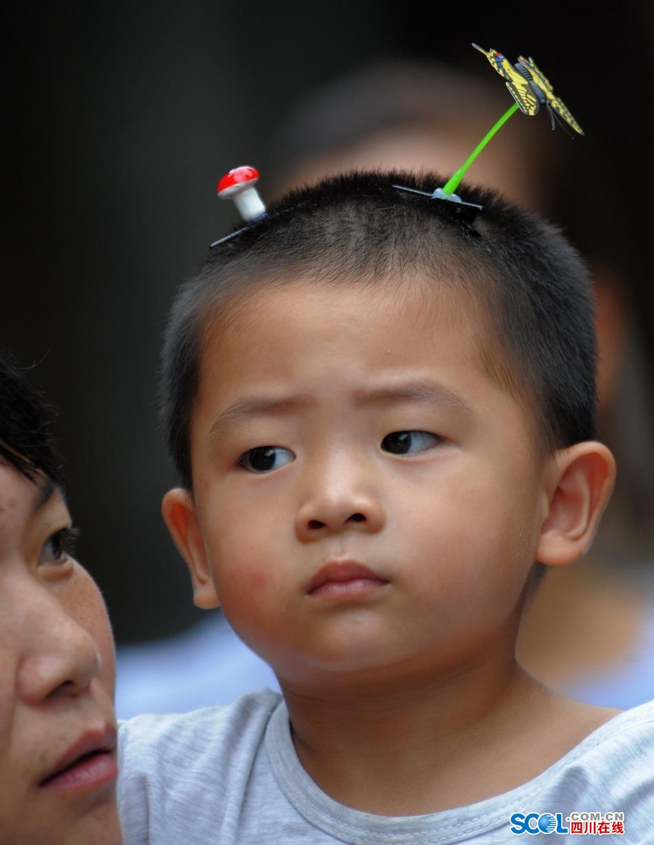Look！Bean sprouts flowers grow on head