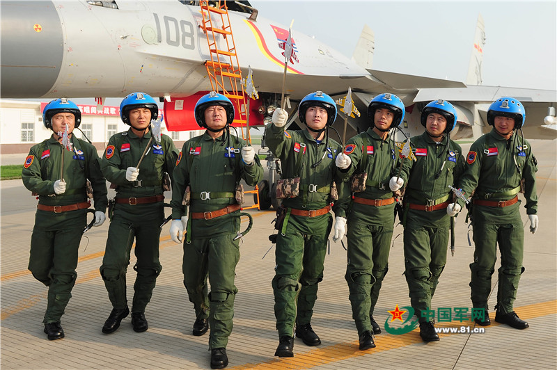 A glimpse into Carrier fighter J-15's test flight