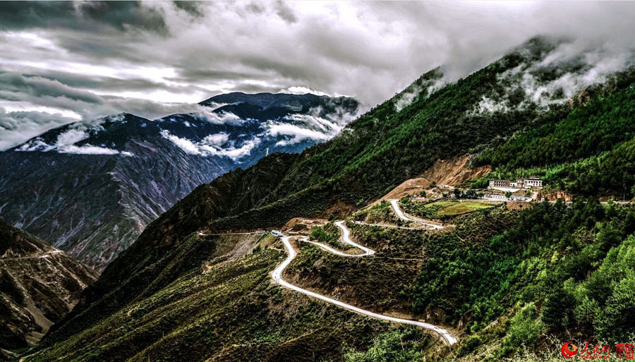 Grand scenery along Sichuan-Tibet highway