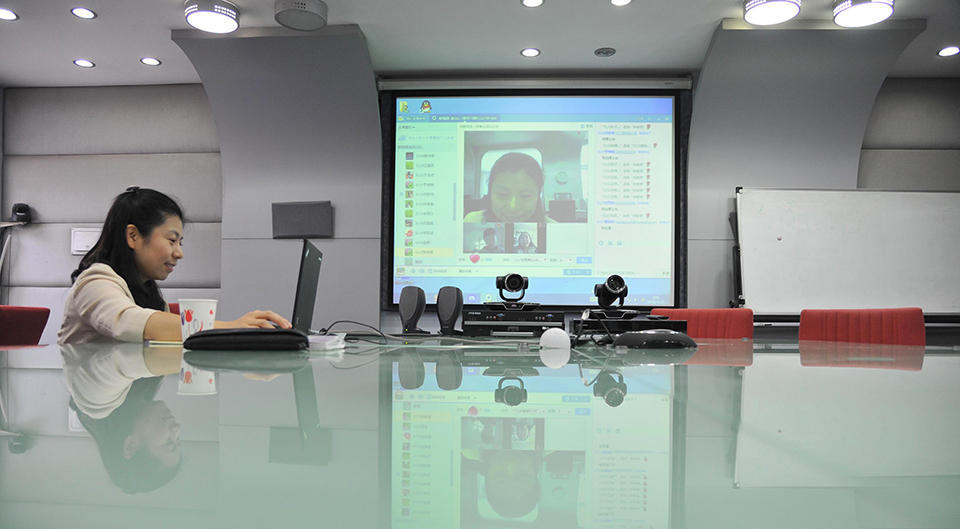 Students who stay at home because of air pollution take online class