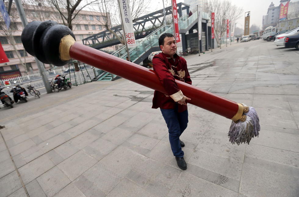 Have you ever tried to write with a 3-meter-long brush?