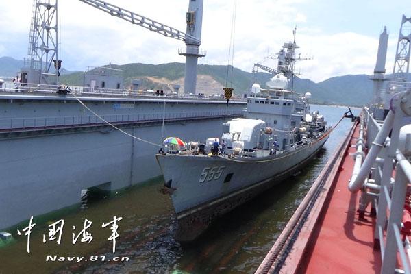 China's first self-propelled floating dock begins maiden voyage