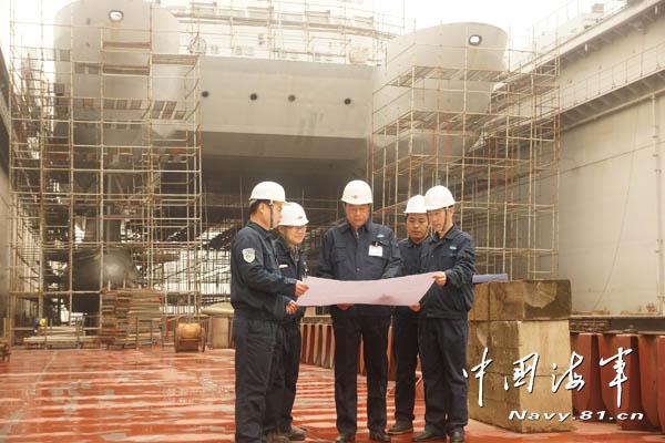 China's first self-propelled floating dock begins maiden voyage