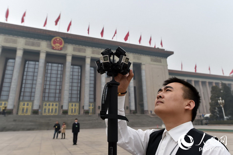 Journalists go high tech at ‘Two Sessions’