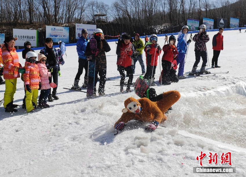 Skiers mark 