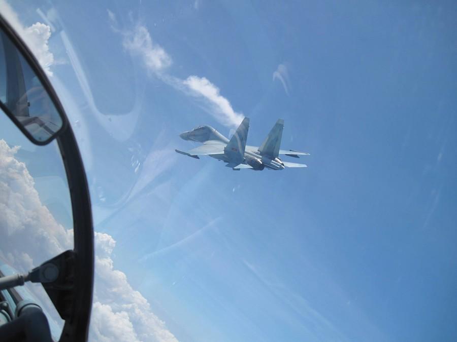 Vietnamese Su-30 fighters fly over Nanwei Island in South China Sea 