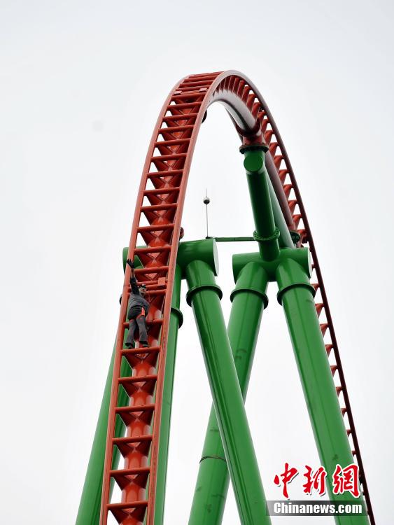 Man successfully climbs up 77-meter-high roller coaster