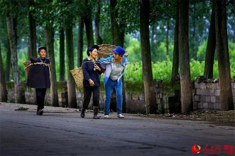 Moments in the life of Yi people in Daliang Mountains 
