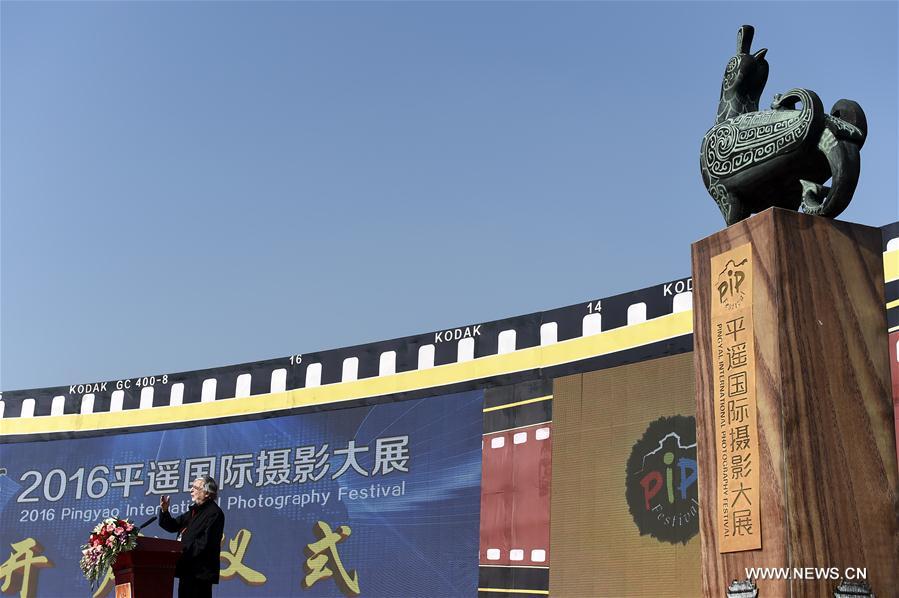 The 2016 PIP kicked off in Pingyao on Monday, showing more than 15,000 photos by over 2,000 photographers around the world. 