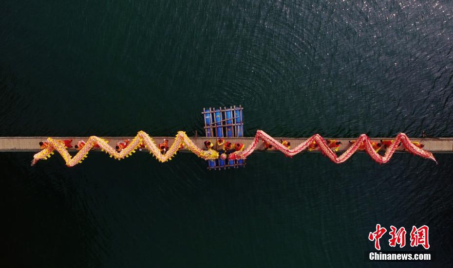 Citizens welcome Lantern Festival with dragon dance in boats