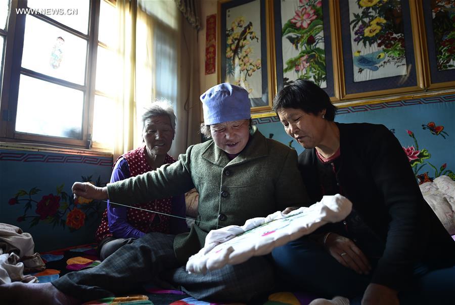 Successor of intangible cultural heritage of Ningxia makes embroidery works