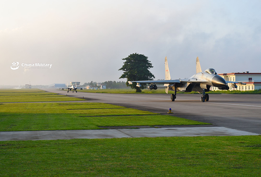 Fighter jets conduct flight training near S. China Sea
