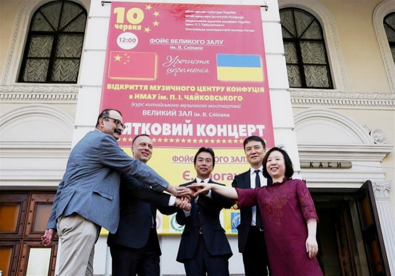 Caring Chinese teacher cheers up Ukrainians amid COVID-19