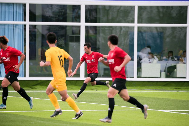 Football exhibition match in SW China’s Qionglai broadcast live through glass-free 3D technologies for global audience