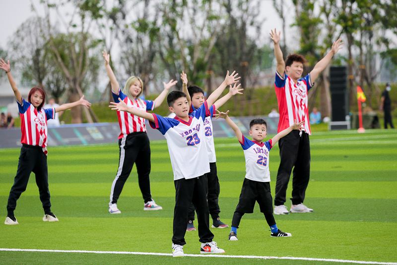 Football exhibition match in SW China’s Qionglai broadcast live through glass-free 3D technologies for global audience
