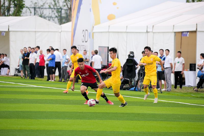 Football exhibition match in SW China’s Qionglai broadcast live through glass-free 3D technologies for global audience