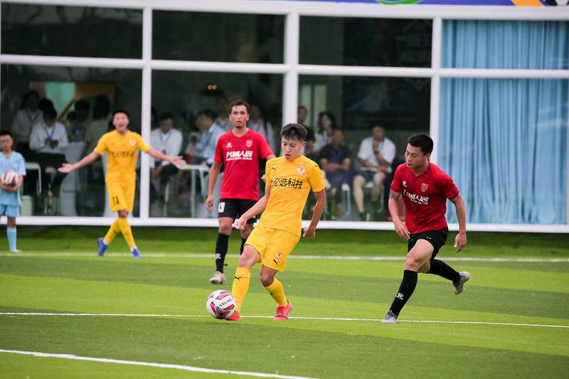 Football exhibition match in SW China’s Qionglai broadcast live through glass-free 3D technologies for global audience