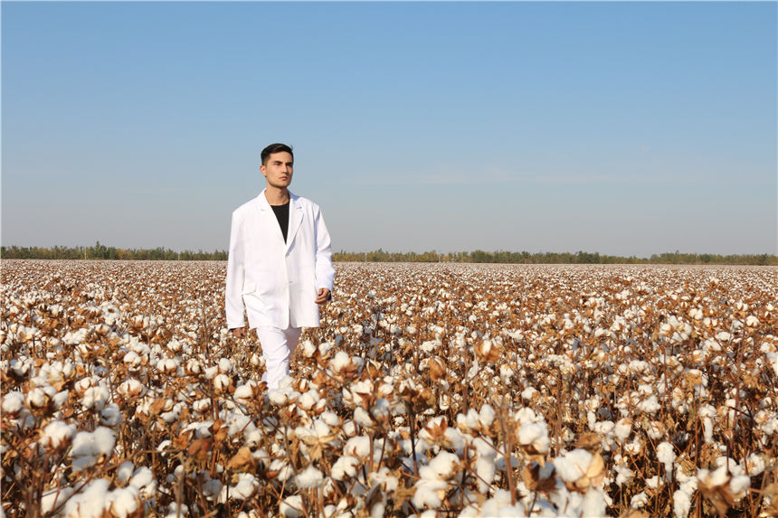 Fashion show held in cotton field in Xinjiang