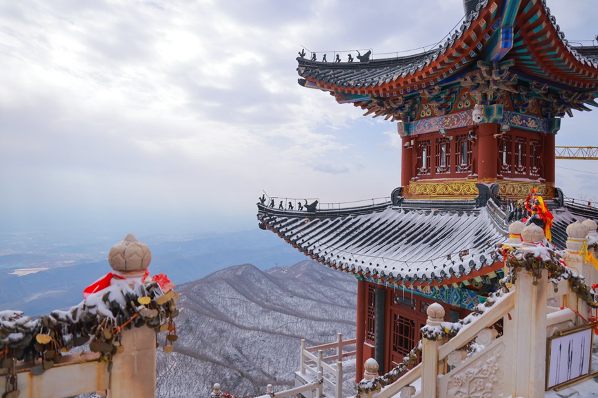 Yuntai Mountain in Central China's Henan: Shimmering silver snows adorn scenes of red autumnal leaves