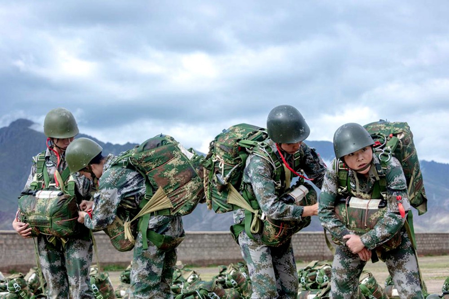 Female soldiers complete first parachute jump in Tibet