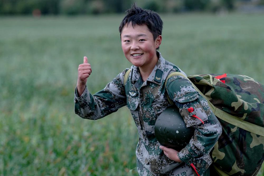 Female soldiers complete first parachute jump in Tibet