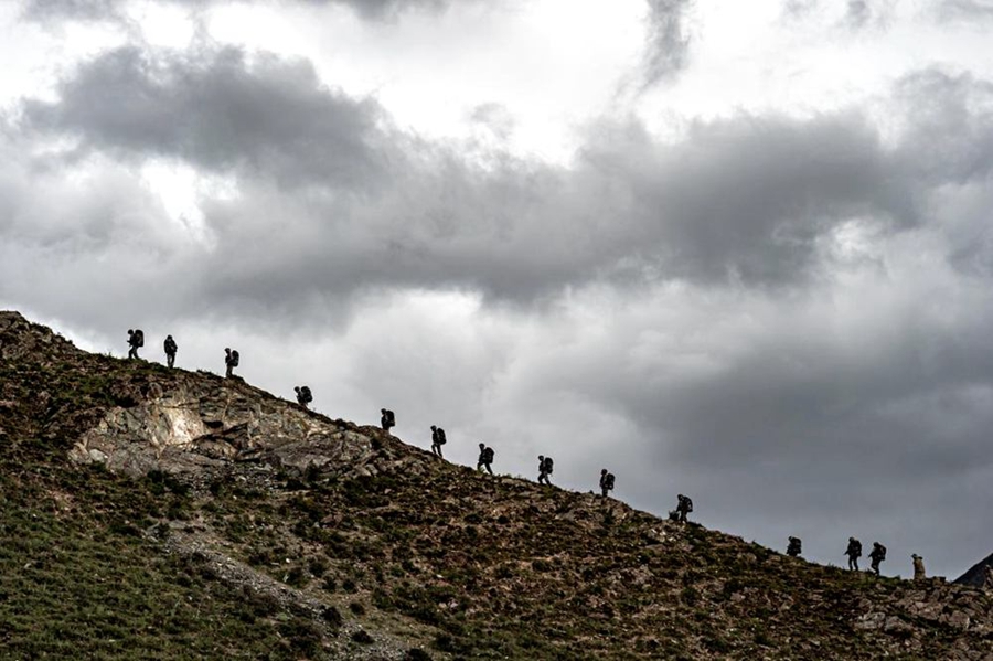 Female soldiers complete first parachute jump in Tibet