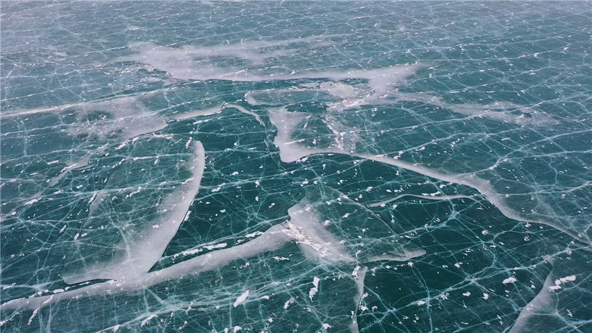 Witness spectacular bluish hues of jigsaw puzzle-like icescape at NW China's Baisha Lake
