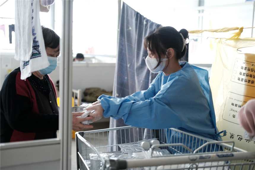 Moments of everyday life in a makeshift hospital?in?east China’s Shanghai