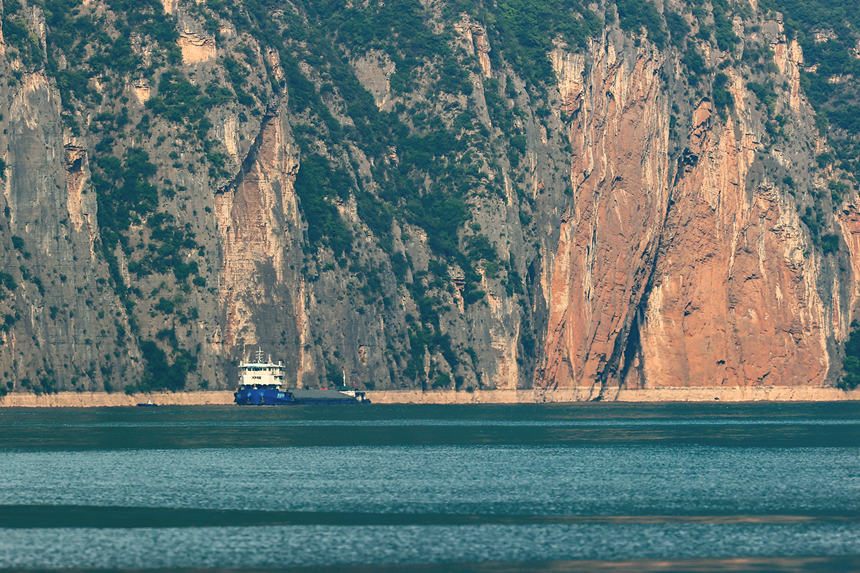 Summer scenery unfolds along Yangtze River's Three Gorges