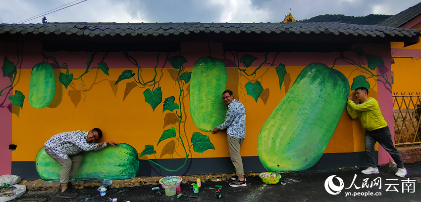 Young Chinese artists create magnificent wall paintings to beautify hometown in border region of SW China’s Yunnan