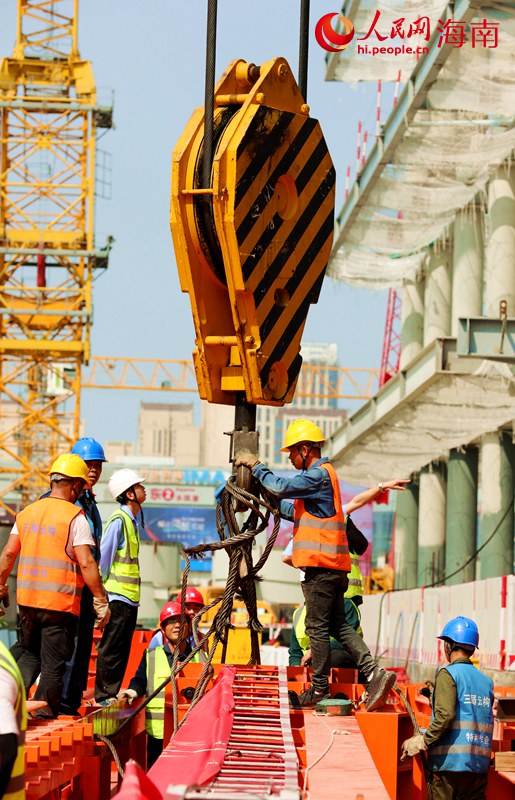 Skyscraper-building machine to help builders construct highest building in Hainan