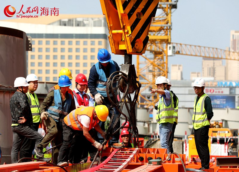 Skyscraper-building machine to help builders construct highest building in Hainan