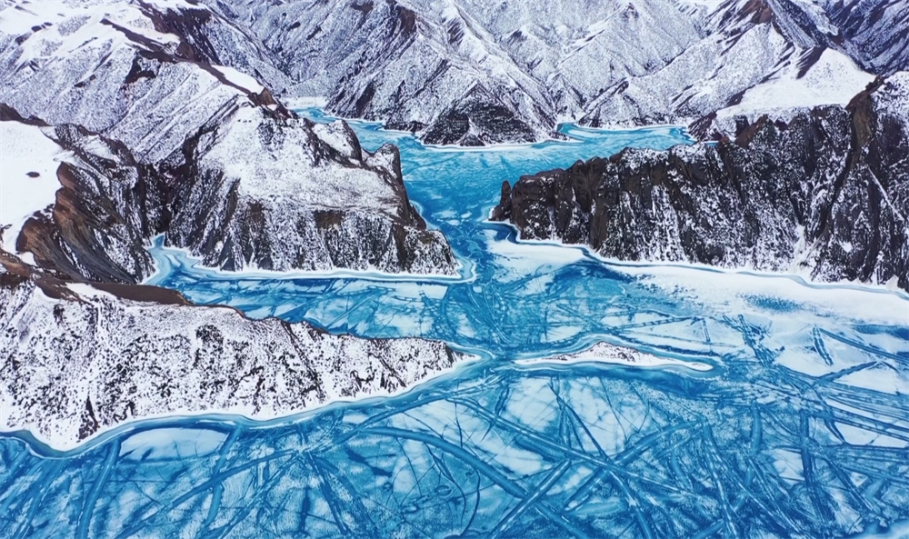 Breathtaking views of melting blue lake ice in Manas county, NW China's Xinjiang