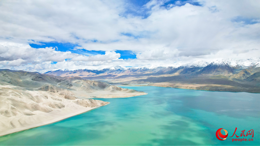 Breathtaking views of cloud-cloaked mountain, lake in NW China's Xinjiang