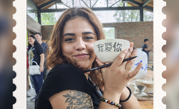 Foreign journalists decorate pottery, learn to express their love in Chinese