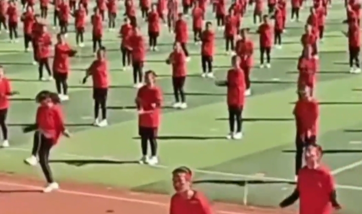 Hundreds of students 'gallop' in synchronized jump-rope session