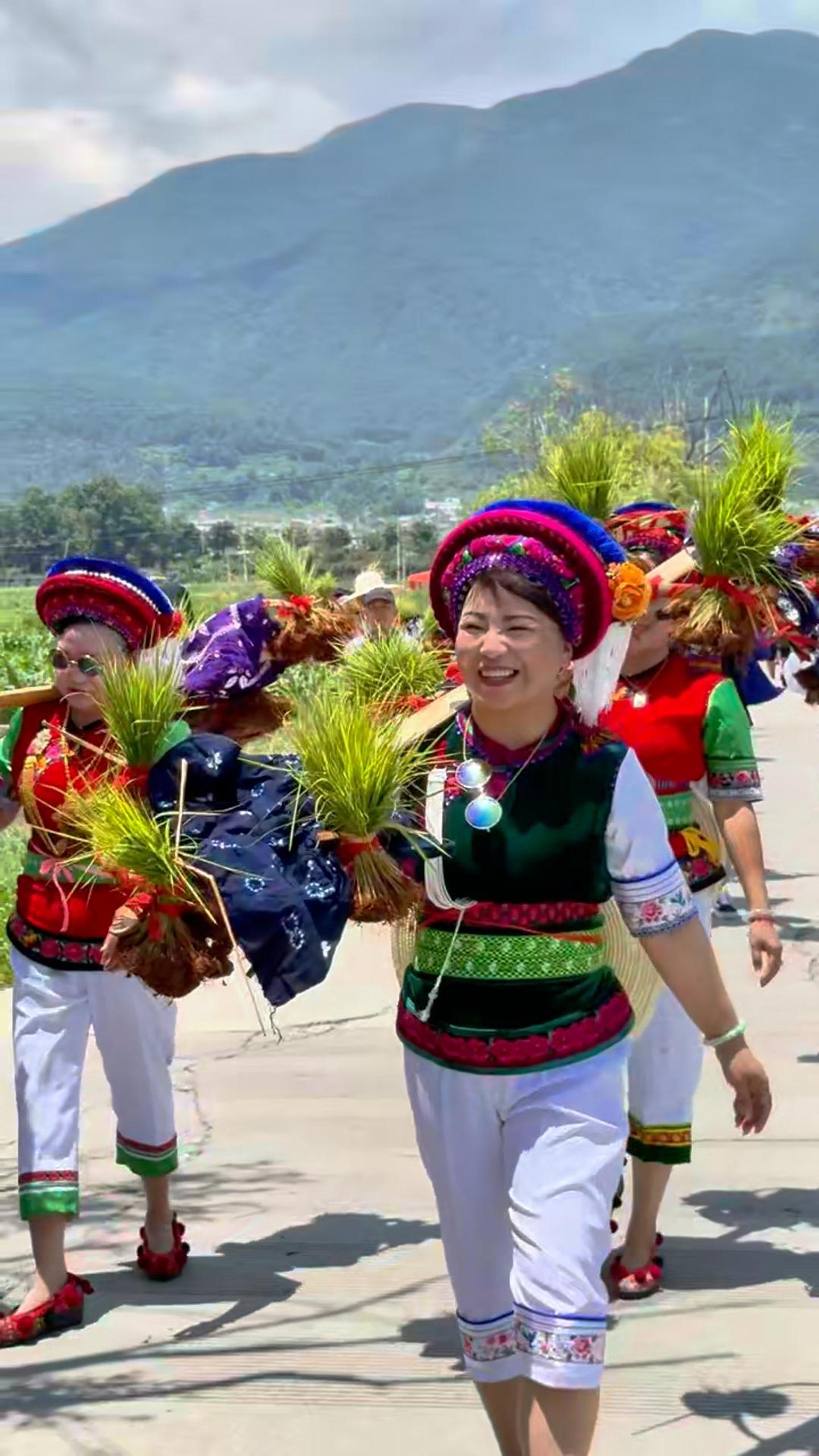 Rice planting season begins in SW China’s Yunnan with colorful local ritual