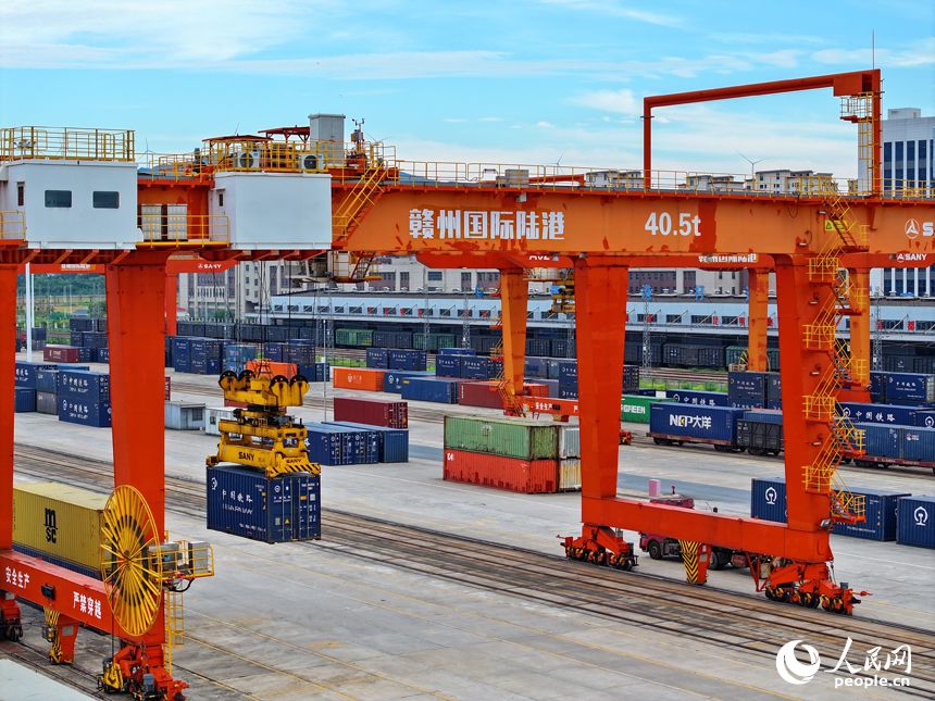 Containers of imported timber and exported furniture are loaded and unloaded swiftly and in an orderly fashion at the Ganzhou International Land Port in Nankang district, Ganzhou, east China's Jiangxi Province. (People's Daily Online/Zhu Haipeng)