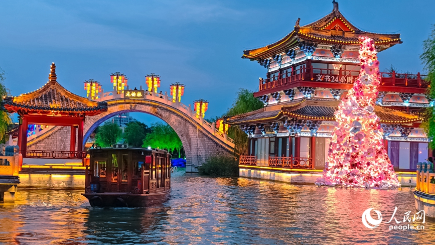 Photo shows a night view of the Bianhe River in Kaifeng, central China's Henan Province. (People's Daily Online/Shang Mingzhen)