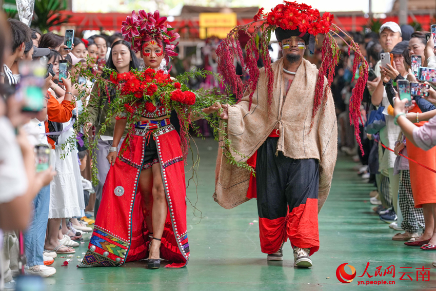 Ethnic fashion show draws enthusiastic crowds in Kunming, SW China's Yunnan