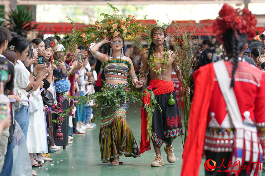 Ethnic fashion show draws enthusiastic crowds in Kunming, SW China's Yunnan