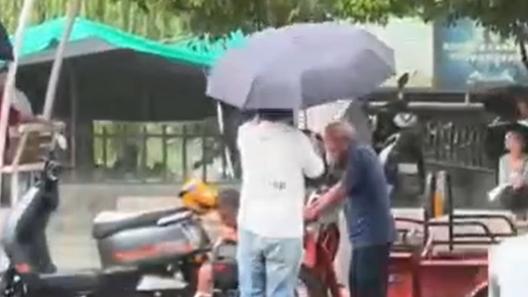 Stranger offers umbrella to elderly couple