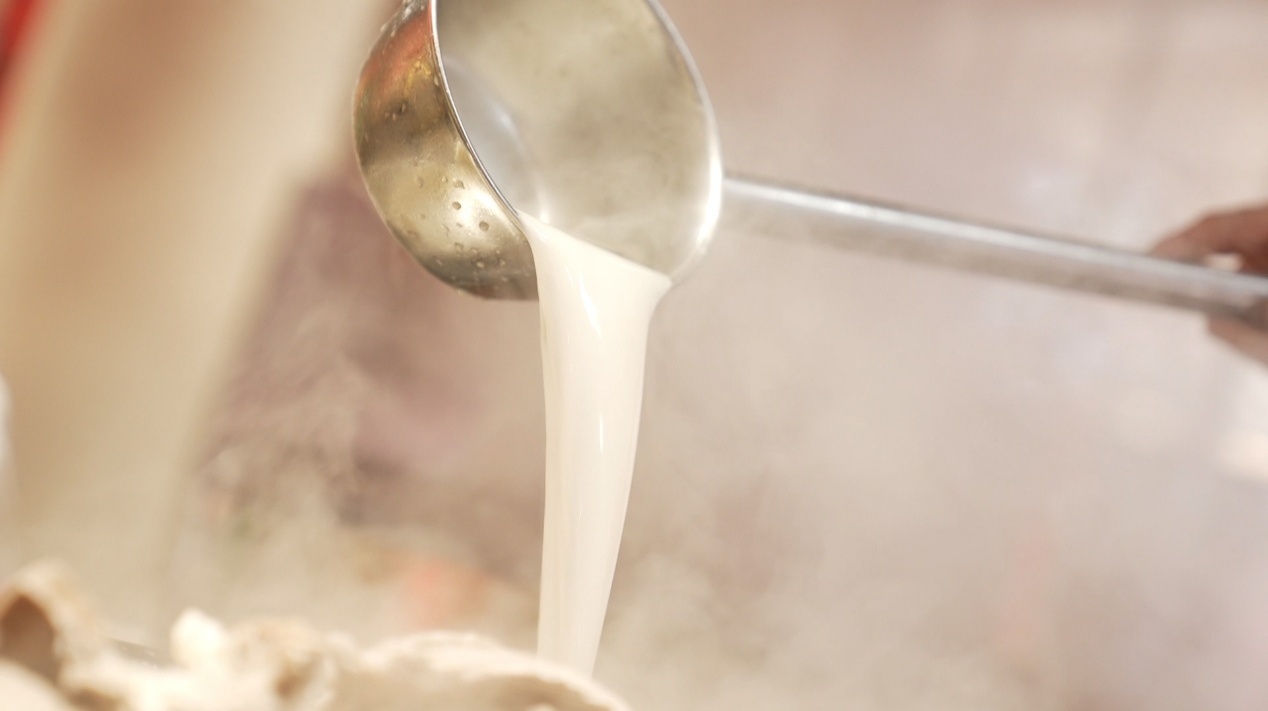 羊湯。人民網(wǎng)記者 蘇纓翔攝