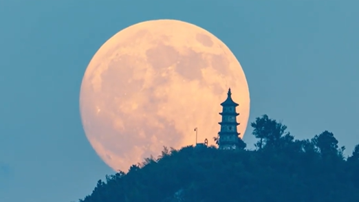 A nation under one moon