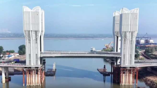 Central China's 1st lift bridge opens for trial operation