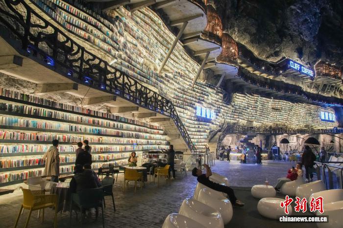 Tourists flock to cliffside bookstore in S China's Guangxi