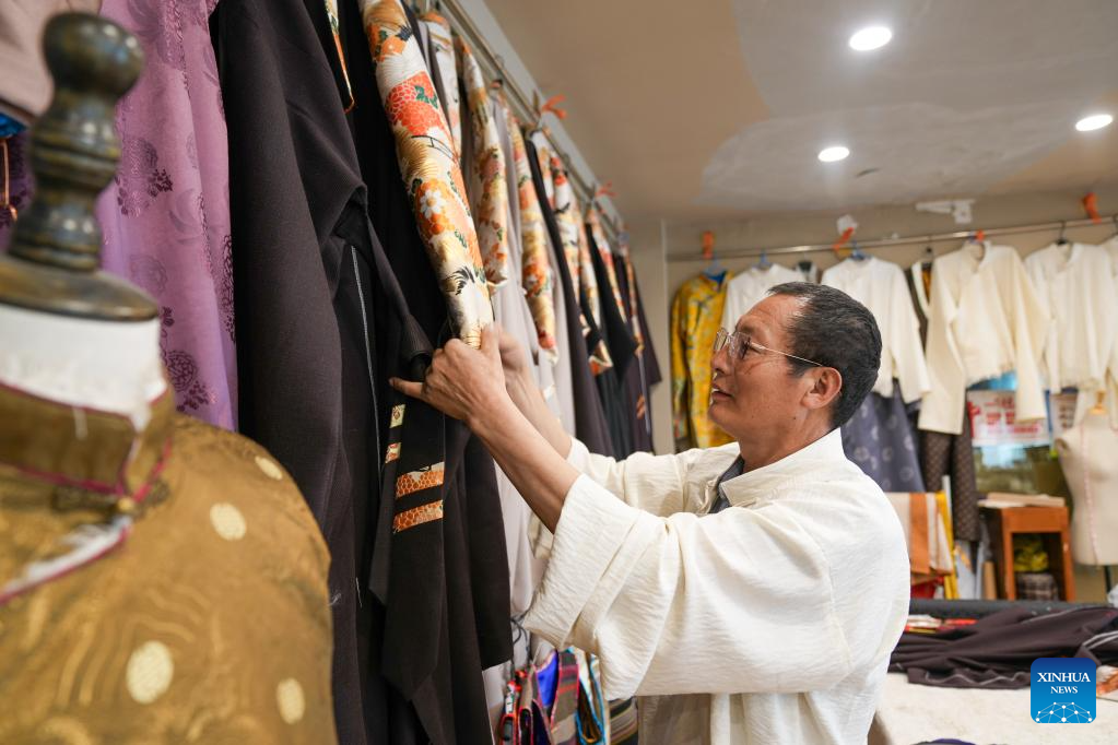 Pic story: inheritor of Tibetan clothing making technique in Lhasa, China's Xizang